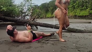 Sexo na praia com a sogra gostosa