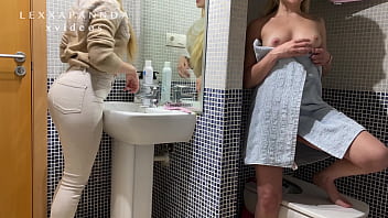 Sexo no banheiro com a prima