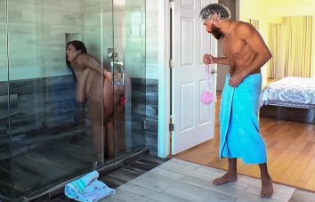Genro flagra a sogra tomando banho
