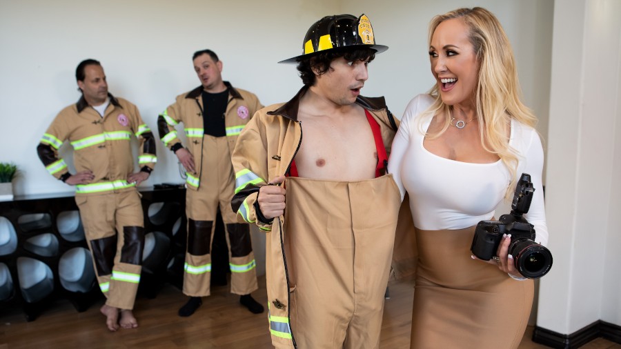 Coroa fazendo sexo com o bombeiro novinho
