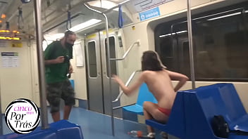 Sexo no metrô com gostosa pelada