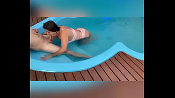 Sexo na piscina com morena gostosa